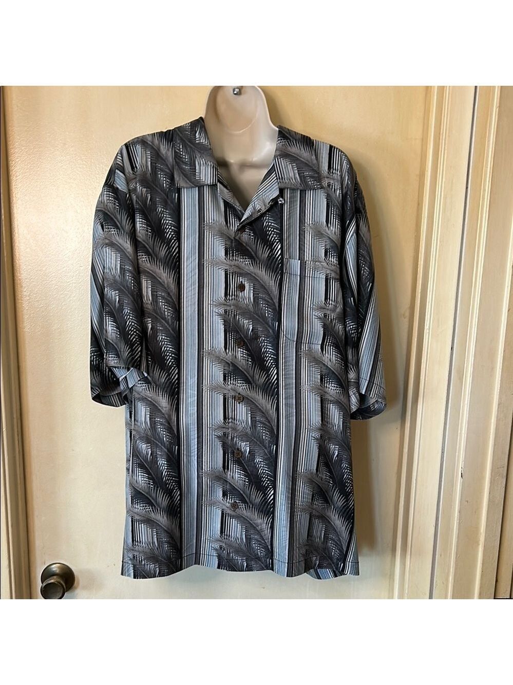 Tommy Bahama Silk Black and Gray Aloha Shirt size L NWOT
